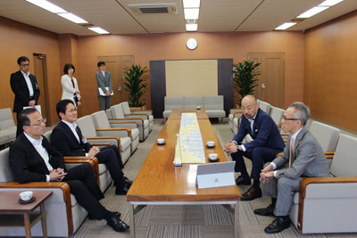 金沢市長への表敬訪問の様子 1