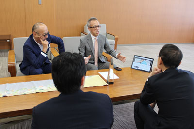 金沢市長への表敬訪問の様子 2